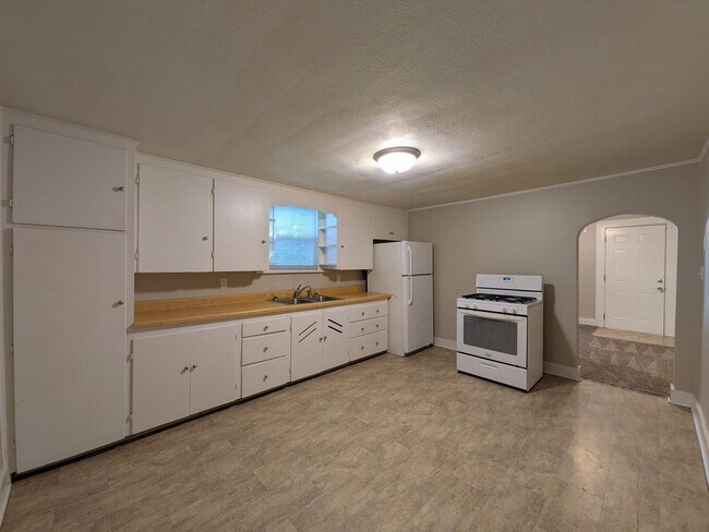 Foto del edificio - 3 Bedroom Home with detached garage and partially fenced yard, pet friendly!