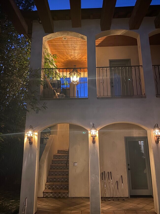 Apartamento en el segundo piso con entrada privada. - 10563 Cushdon Ave