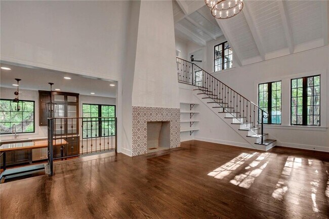 Building Photo - 1208 W 22 1/2 St