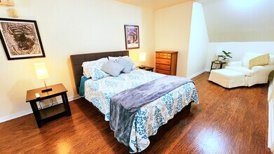 Building Photo - 530 Martha St