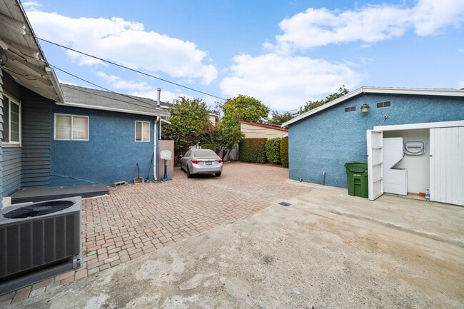 Building Photo - 1259 W 35th St