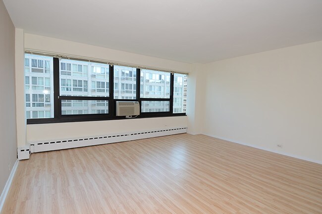 Foto del edificio - 350 W Oakdale Ave
