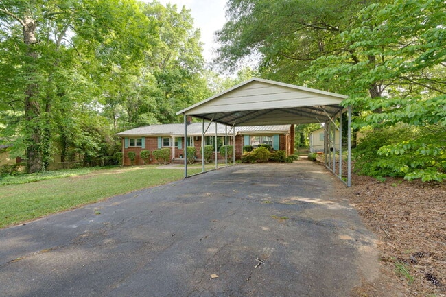 Photo - Spacious 3-Bed Ranch Living in Hillsborough Apartment