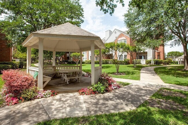 Foto del edificio - 12680 Hillcrest Rd