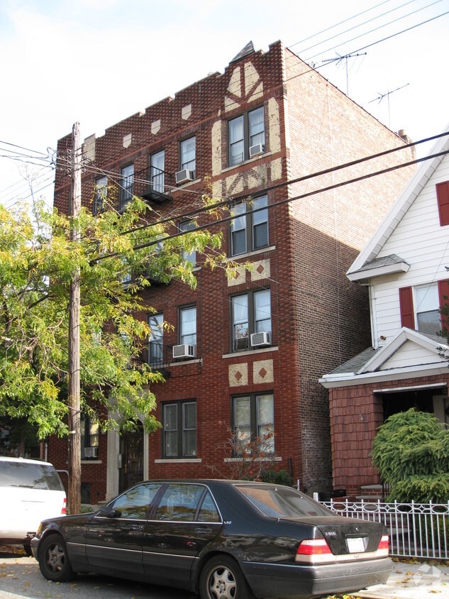 Building Photo - 2049 E 17th St