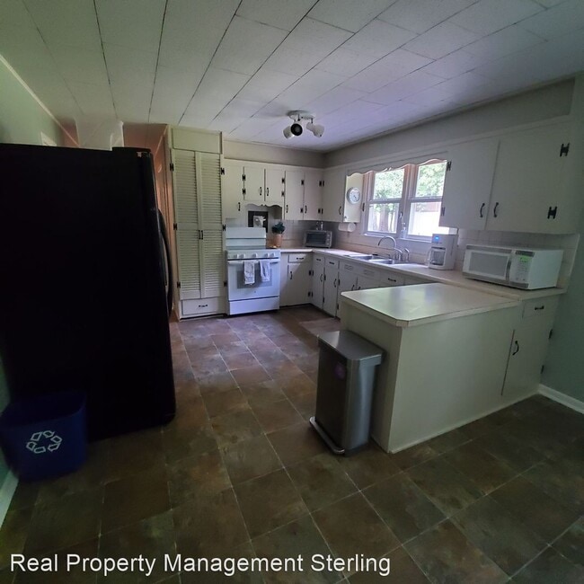 Building Photo - 3 br, 1 bath House - 54 South Crest Drive