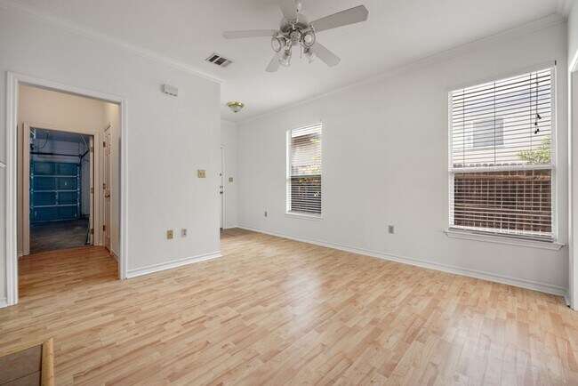Building Photo - Good Looking Duplex in the Medical Center ...