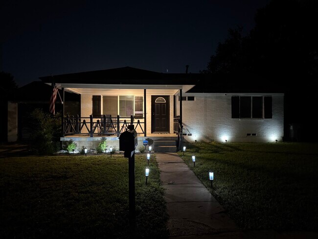 Foto del edificio - 2808 Grayson Dr