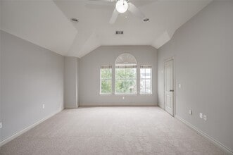 Building Photo - 315 Sandman St