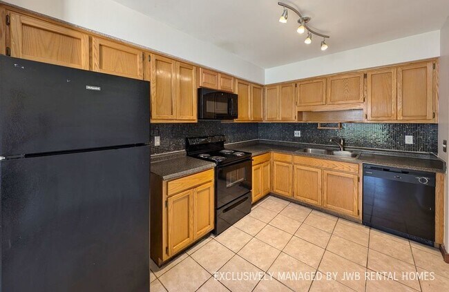 Building Photo - 7112 Fort Caroline Hills Dr