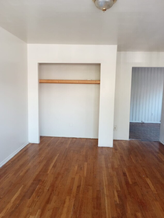 Building Photo - 710 E 53rd St