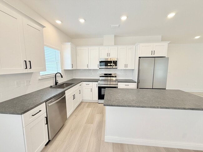 Building Photo - Modern 3-Bedroom Home