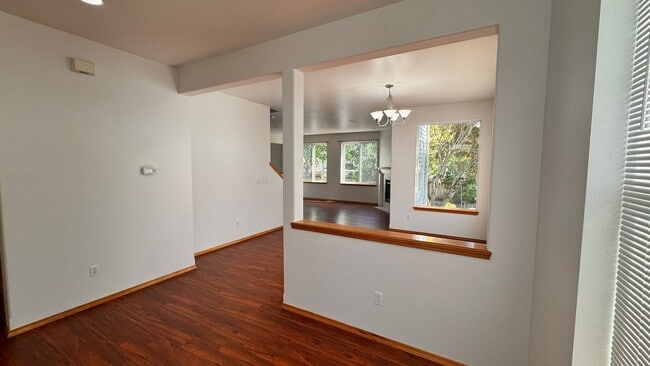 Building Photo - Beautiful 4 Bedroom 2.5 Bath House in Kent