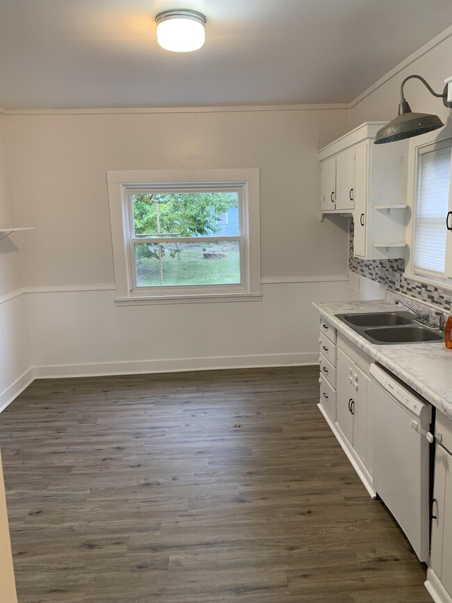 Building Photo - 412 Park St