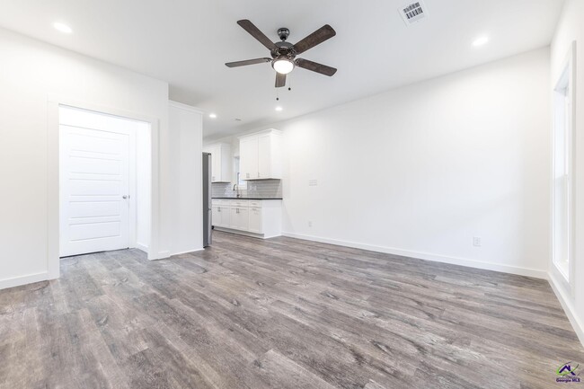 Building Photo - 104 Leisure Pointe