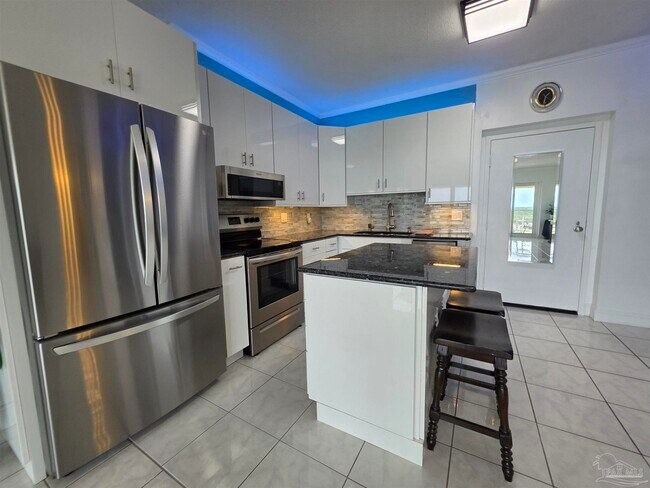 Foto del edificio - 825 Bayshore Dr