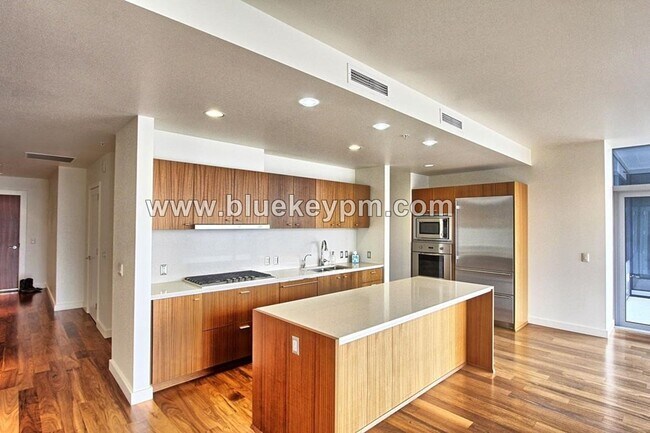 Building Photo - 2 Bed, 2 Bath Condo with Den at Atwater Place in Portland