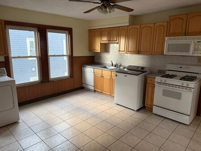 Foto del edificio - 592 Salem St