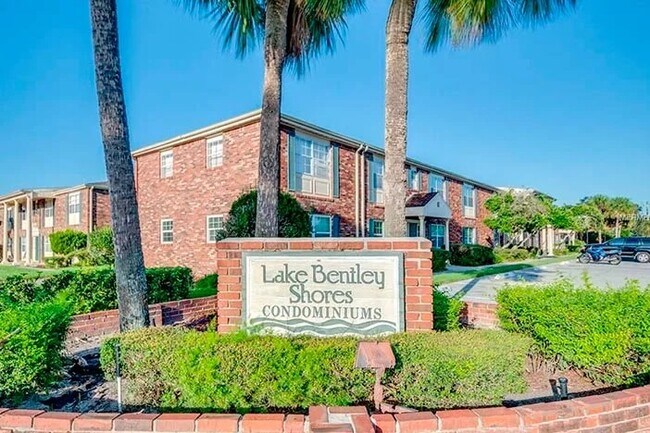 Lake Bentley Shores: ¡Unidad de 3 habitaciones y 2 baños en el piso superior frente al lago disponible ahora! - 1920 E Edgewood Dr