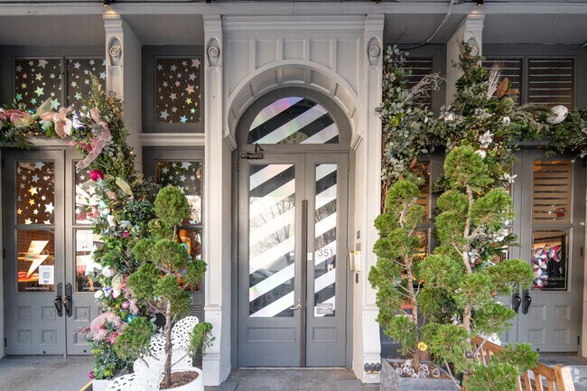 Entrada - 349-351 Greenwich St