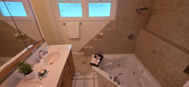 Building Photo - 2 bedroom 2 bath with Study den in Kailua!