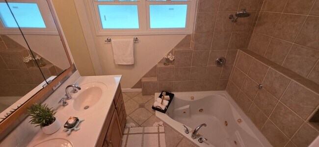 Foto del edificio - 2 bedroom 2 bath with Study den in Kailua!