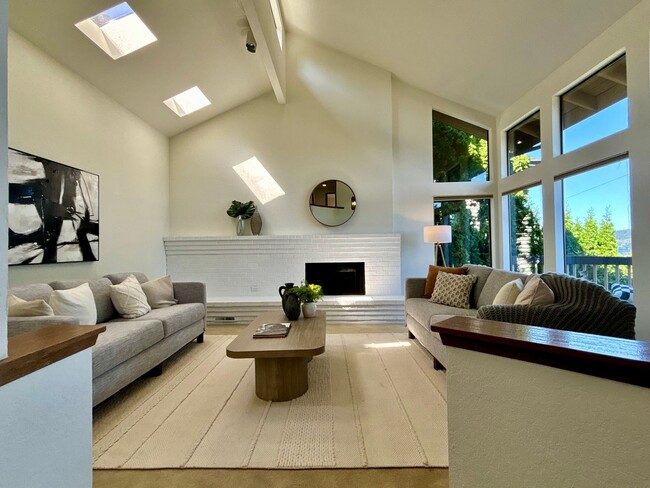 Building Photo - Matthews Beach, Amazing Lake Washington Vi...