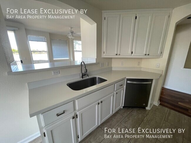 Foto del edificio - Updated 2 Bed/2 Bath with 180-degree view ...