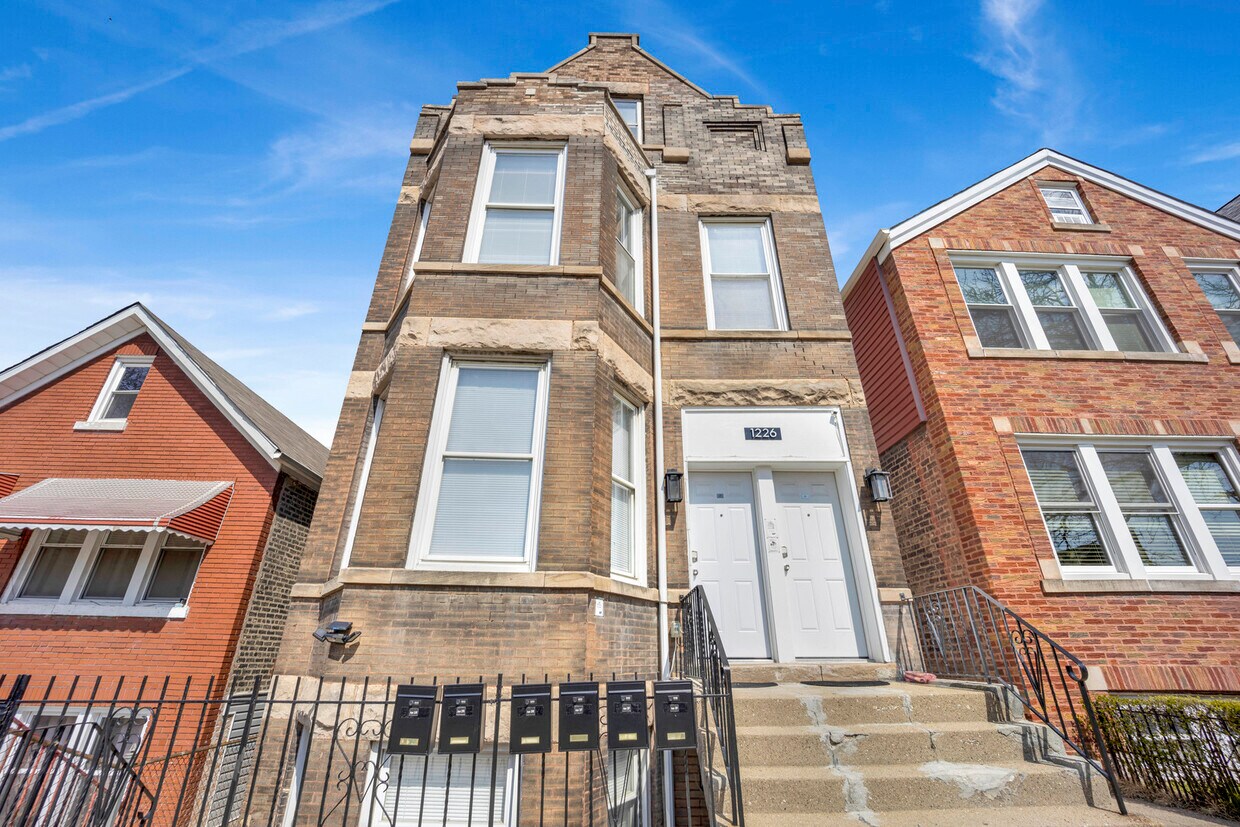 Foto principal - 1226 W 31st Pl