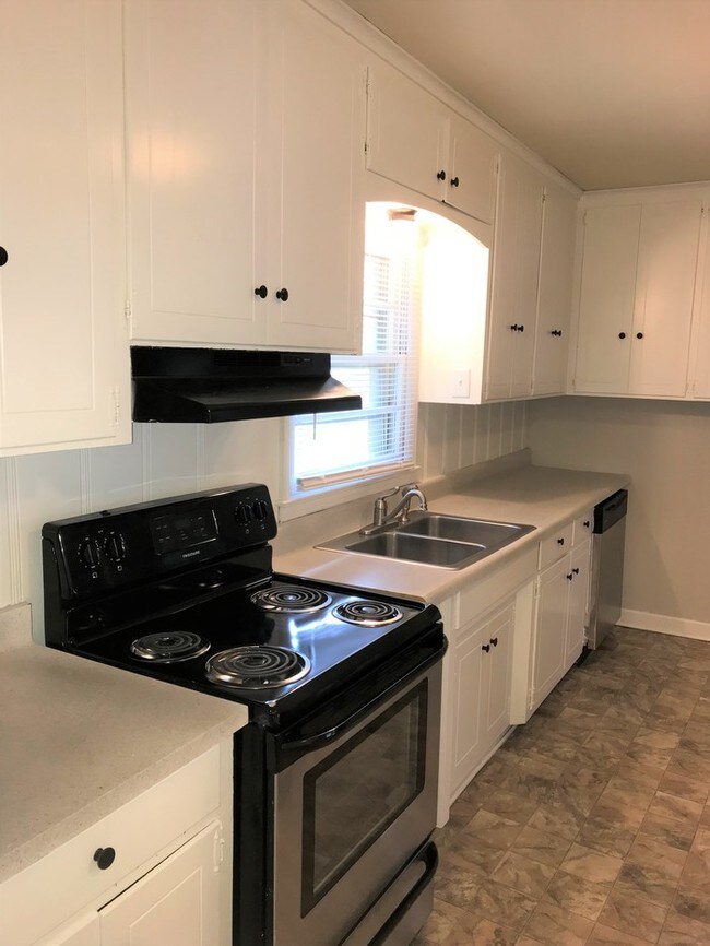Building Photo - 4 BEDROOM HOME JUST LISTED!