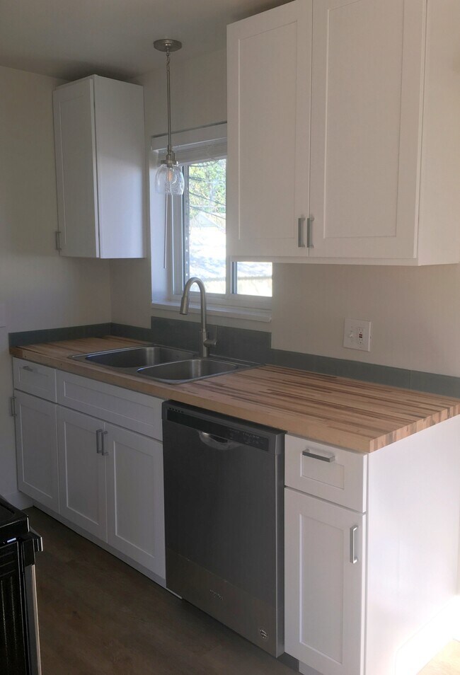 Building Photo - 545 Stringham Ave