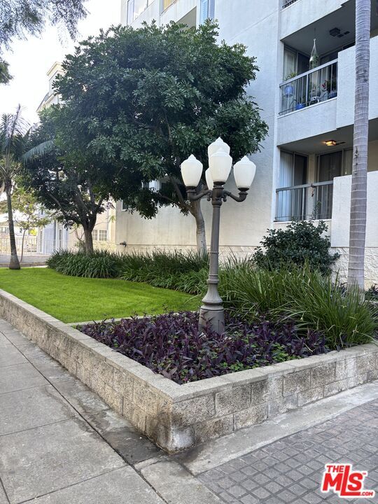 Building Photo - 321 N Oakhurst Dr