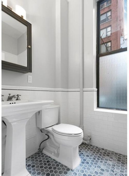 Building Photo - 206 W 79th St