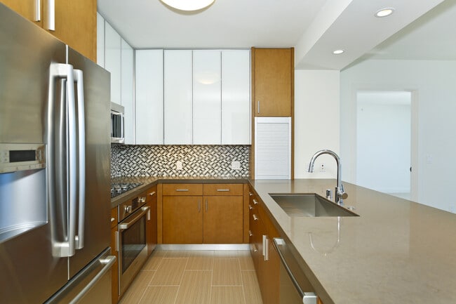 Building Photo - Live in the Heart of Kakaako!