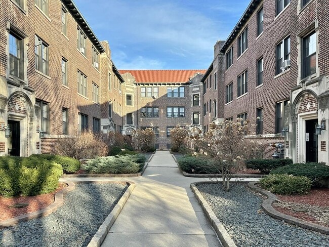 Building Photo - 1315 Oak Ave