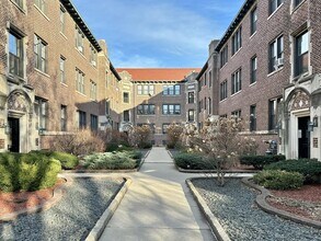 Building Photo - 1326 Oak Ave