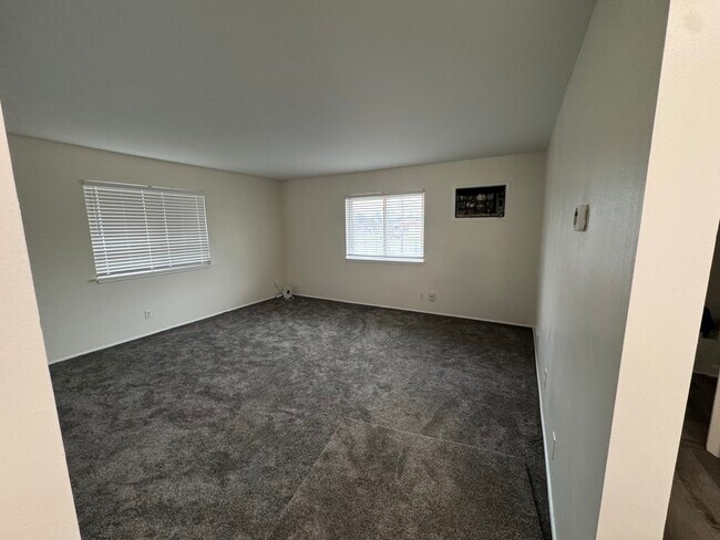 Building Photo - 825 W Thomas L Pkwy