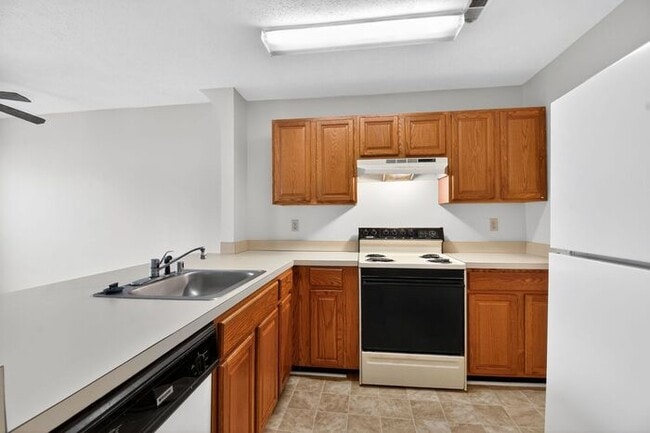 Building Photo - Pet Friendly End Unit Townhouse with Fence...