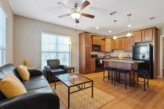 Foto del edificio - Modern 3-Bed, 3-Bath Townhome with Stylish Upgrades in Condo Community