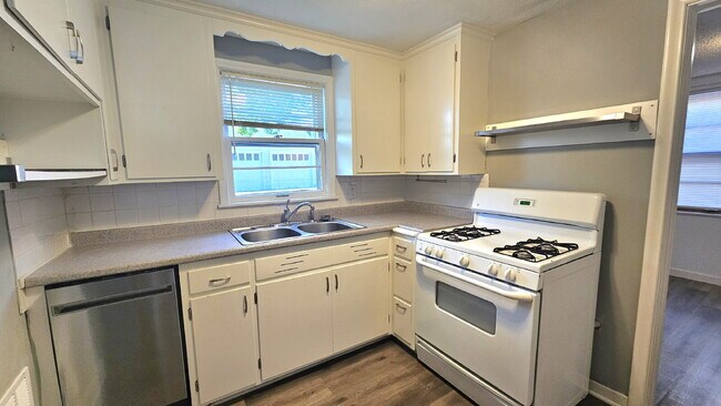 Building Photo - "Charming Edina Duplex Retreat: Cozy 1-Bath Gem with 1149 Sq Ft of Comfort!"
