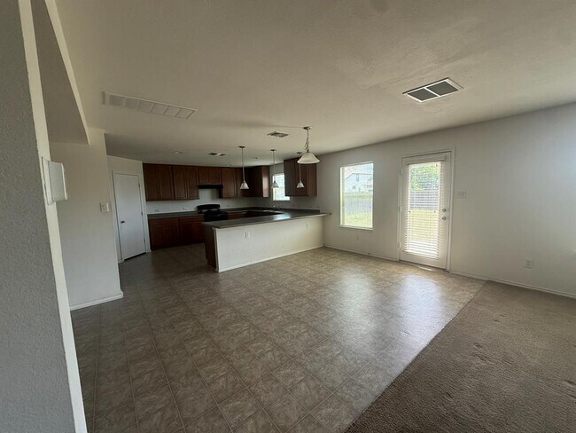 Foto del edificio - 6109 Randleman Dr