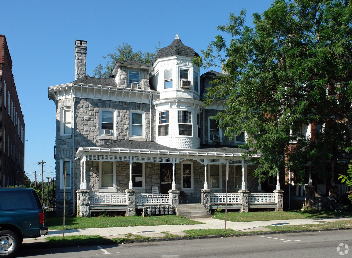Primary Photo - 824 W Main St