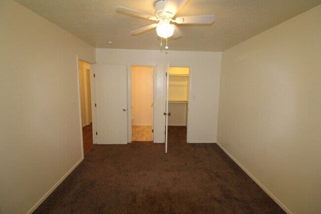 Foto del edificio - 211-213 Skylark Ct