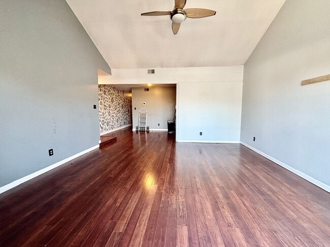 Building Photo - Top-Floor Plaza Condo with Vaulted Ceilings & Dual Balconies