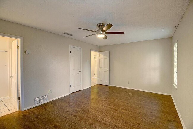 Building Photo - 2129 Meadowpass Dr