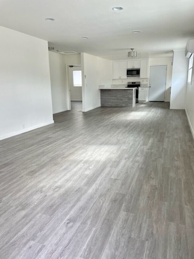 Building Photo - Van Dyke Triplex