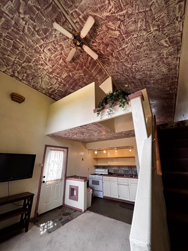 Loft Style Cottage - 3951 Stevensville River Rd