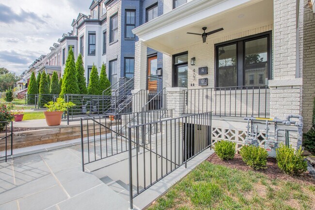 Foto del edificio - Lavish 3 BR/3 BA Apartment in Columbia Heights!