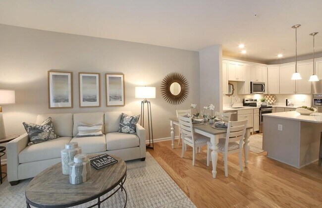 Living / Dining - 120 University Ave