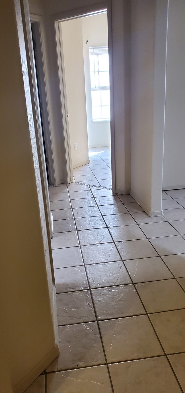 Building Photo - 705 Hellenic Dr